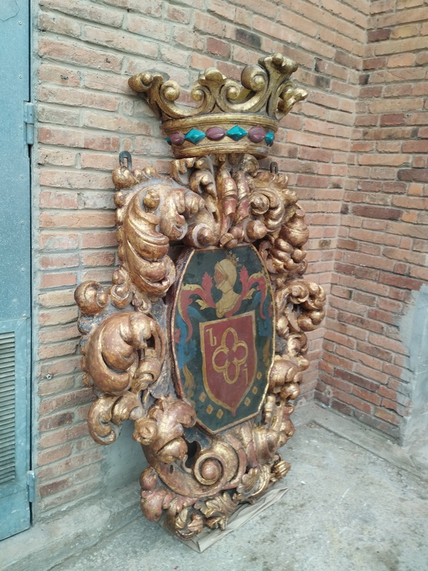 escudo heraldico madera186x131x18-40 1u